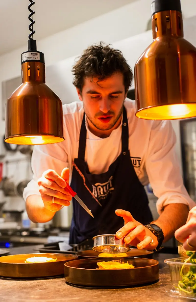 Un cuoco al lavoro in cucina