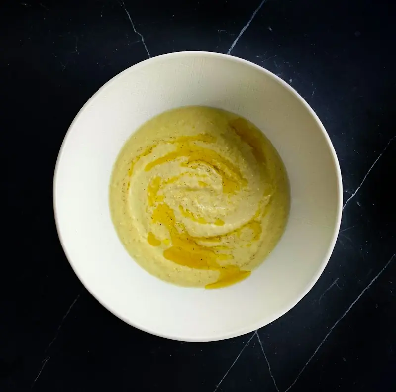 Polenta cremosa in un piatto fondo