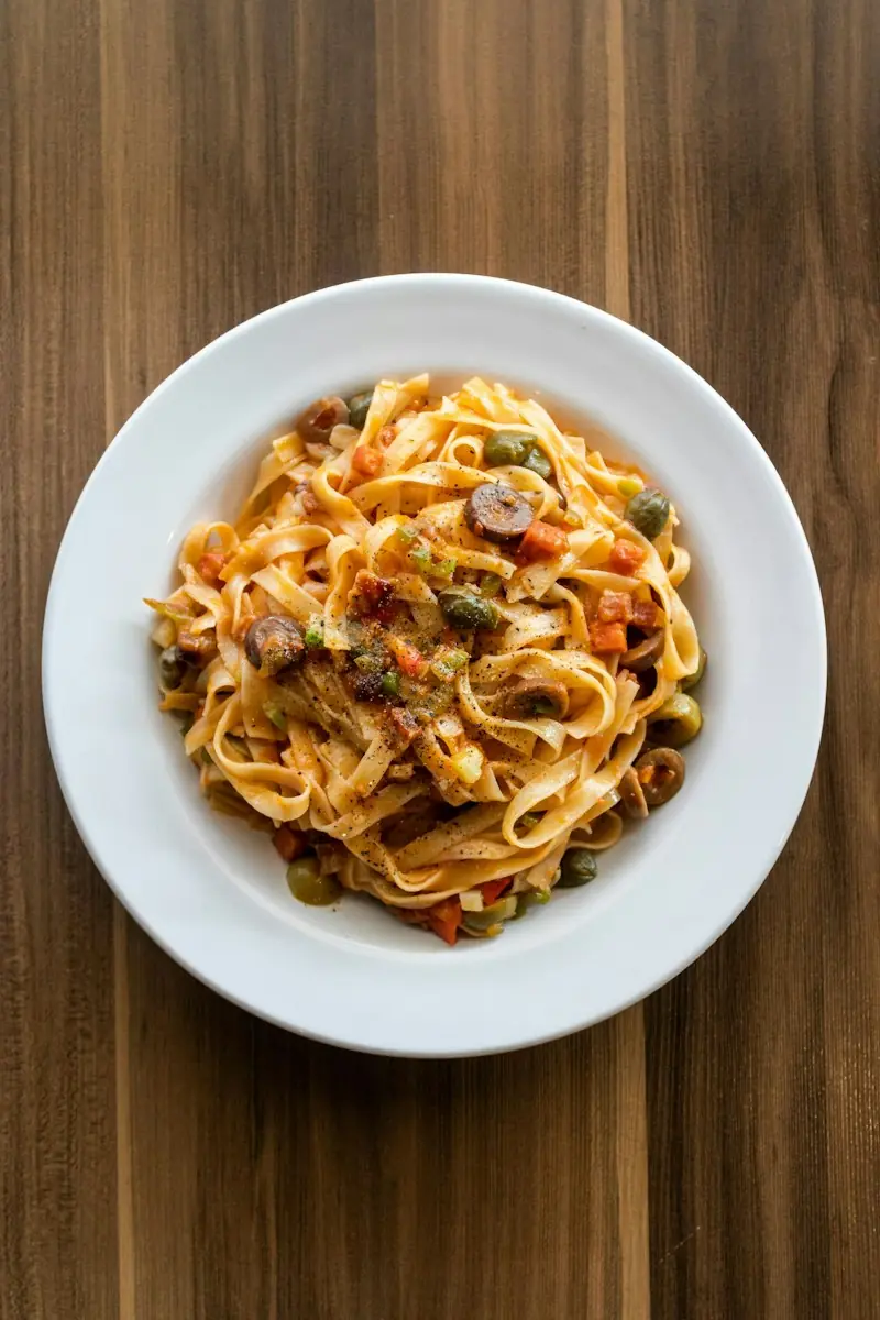 Pasta fresca in un piatto bianco
