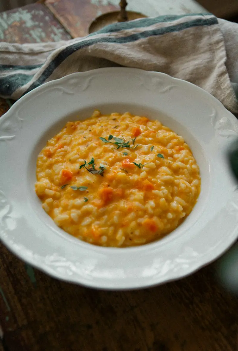 Tavola di risotto con salsiccia