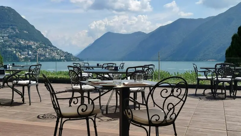 Tavoli in terrazza con vista sul lago