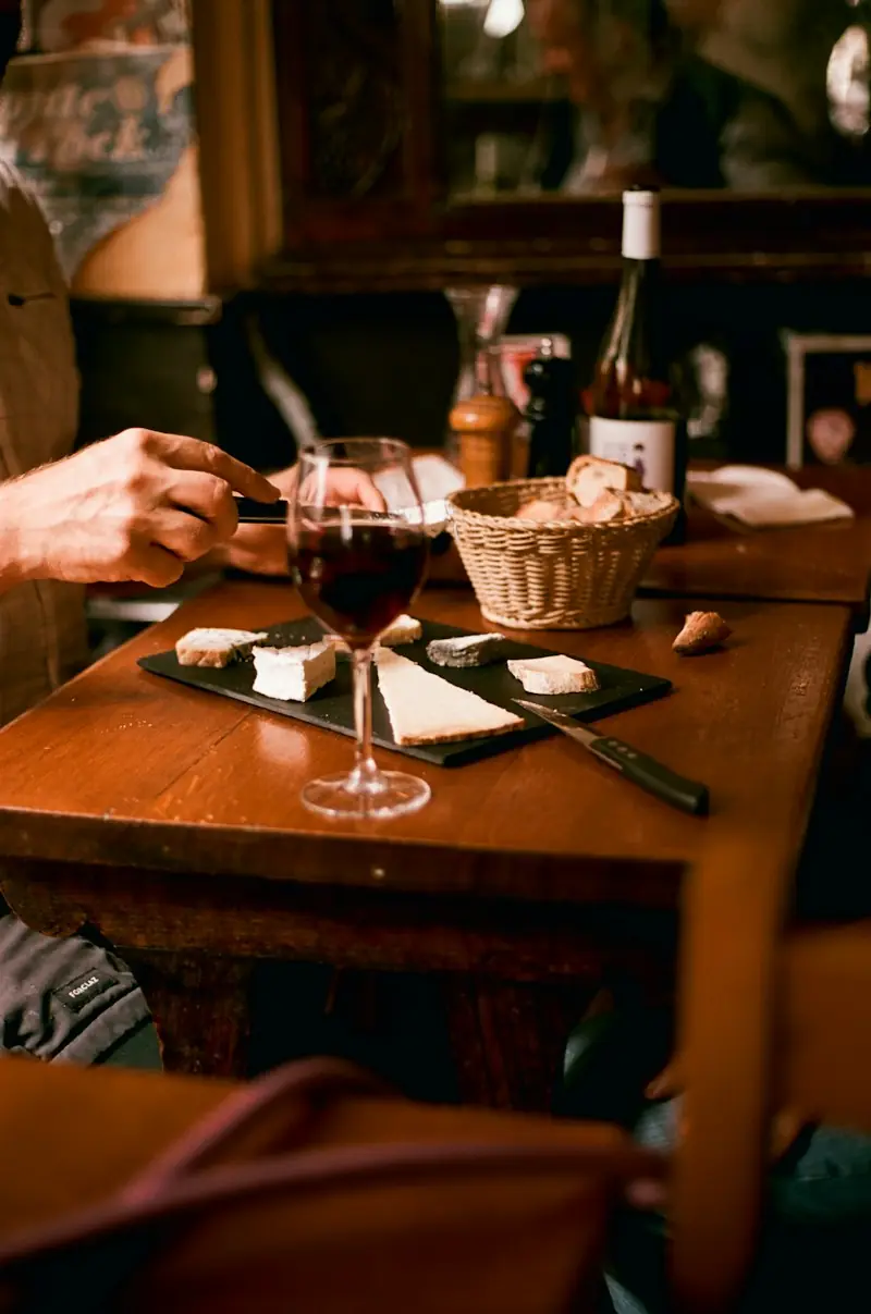 Calici di vino rosso su un tavolo di legno